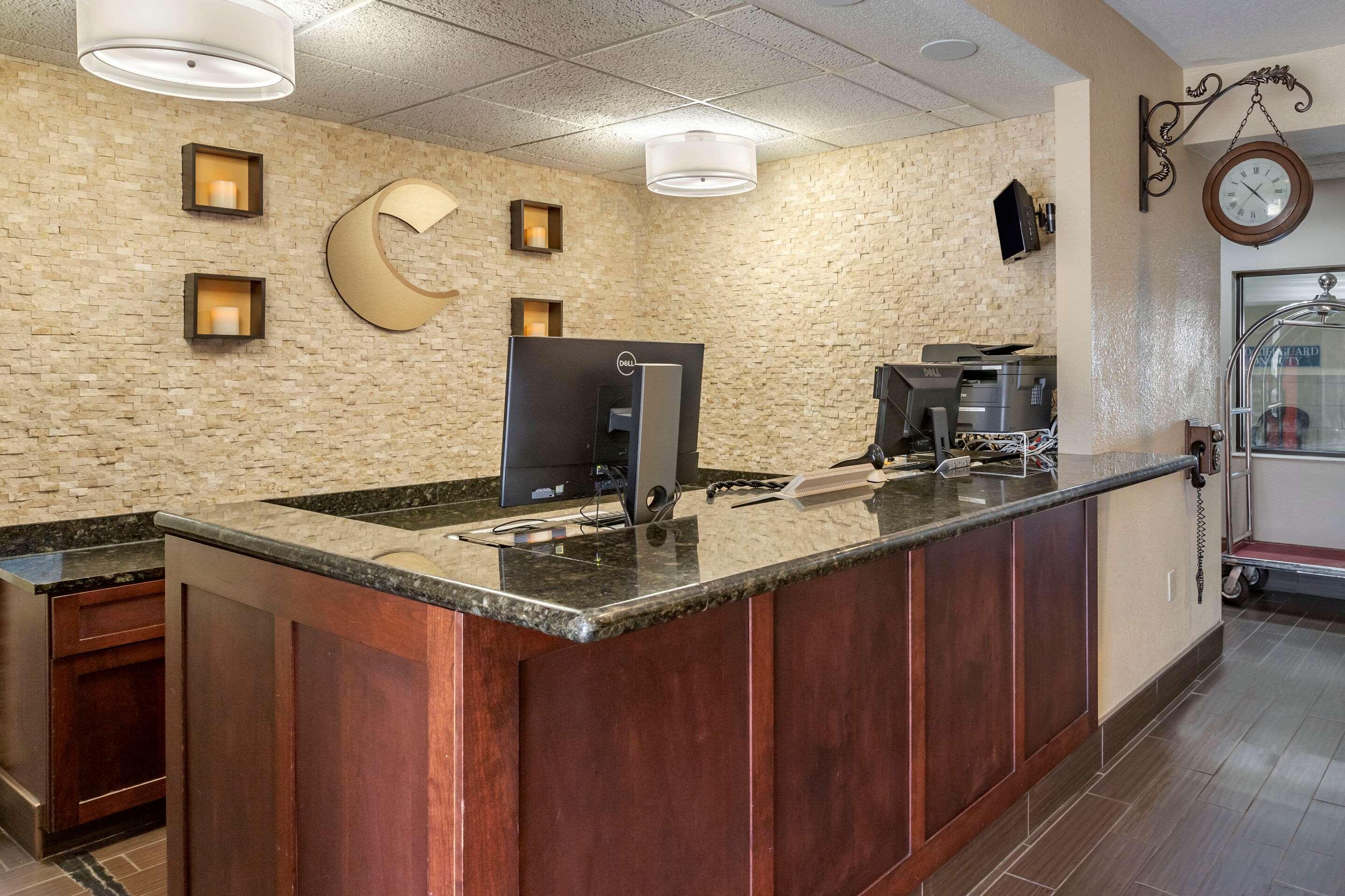 Front desk | Comfort Inn & Suites Paw Paw