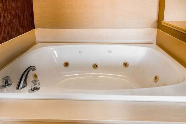 Suite - Comfort Inn Chelsea - I-94, Exit 159