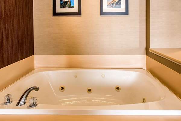 Suite - Comfort Inn Chelsea - I-94, Exit 159