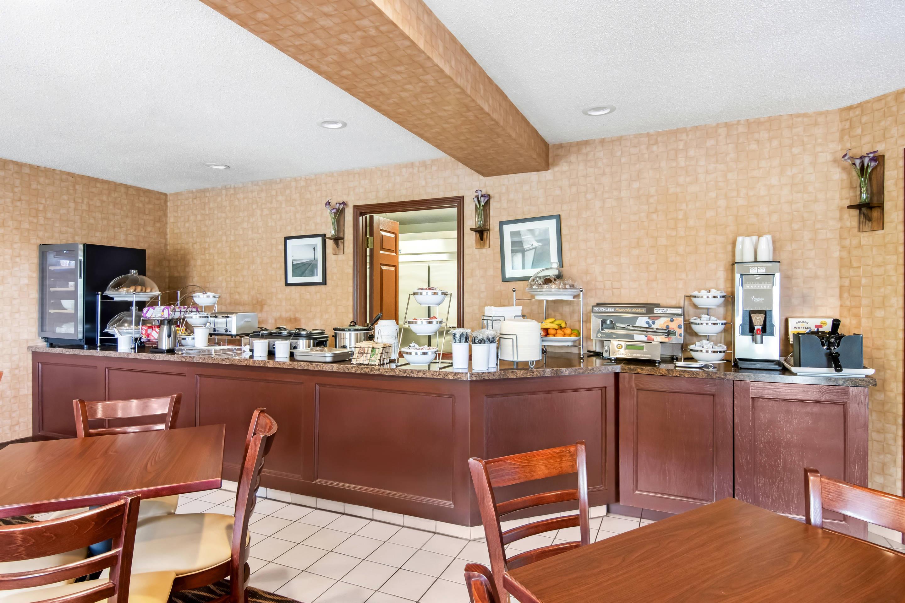 Breakfast area | Sleep Inn & Suites Acme – Traverse City