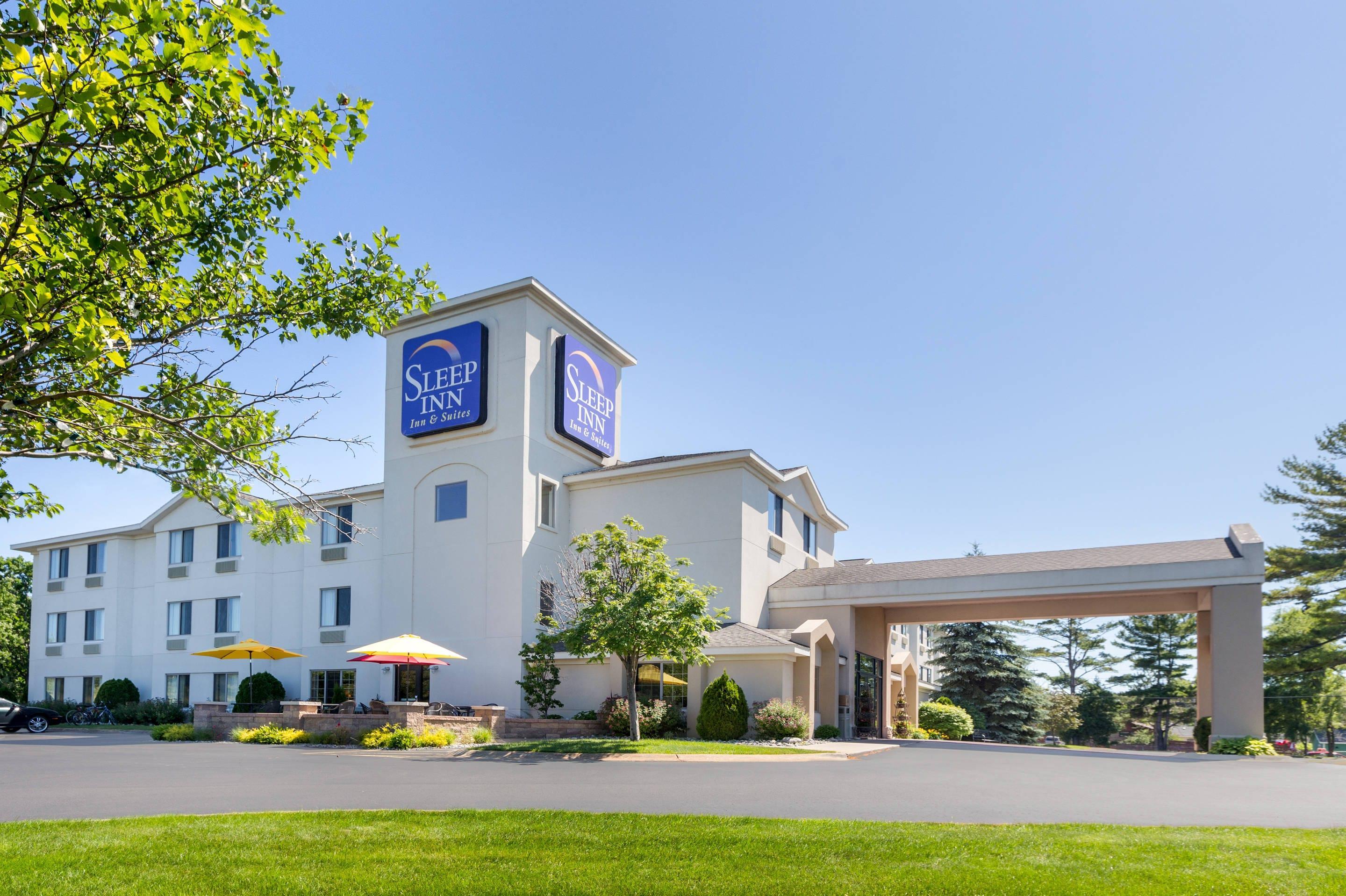 Hotel Entrance | Sleep Inn & Suites Acme – Traverse City