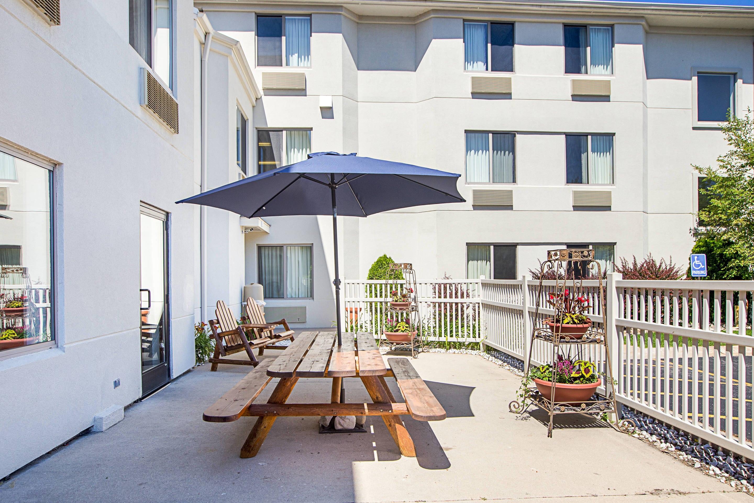 Hotel courtyard | Sleep Inn & Suites Acme – Traverse City