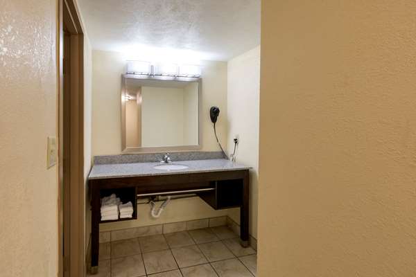  - Clarion Hotel Detroit Metro Airport Romulus