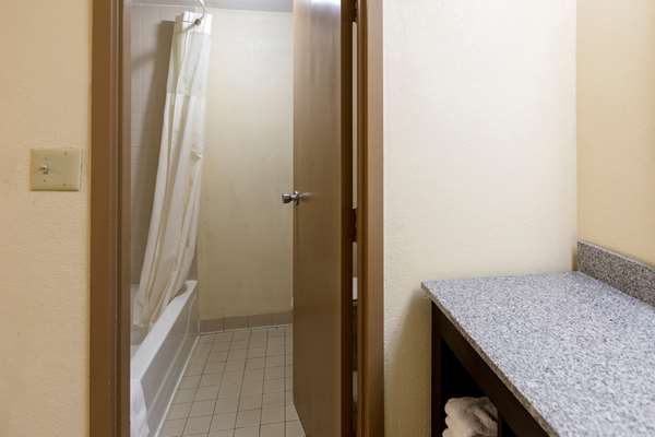  - Clarion Hotel Detroit Metro Airport Romulus