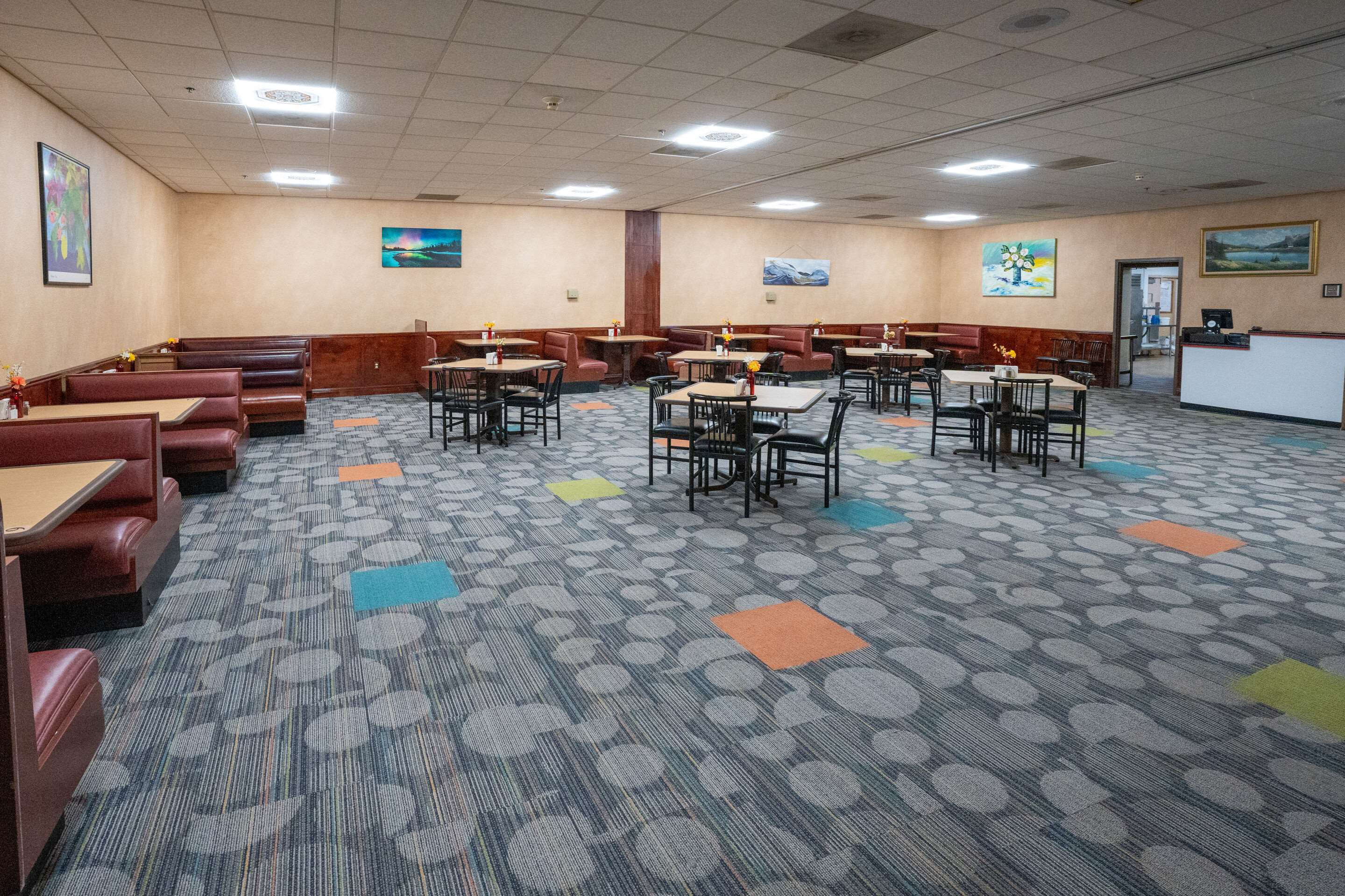 On-site restaurant | Clarion Hotel Detroit Metro Airport