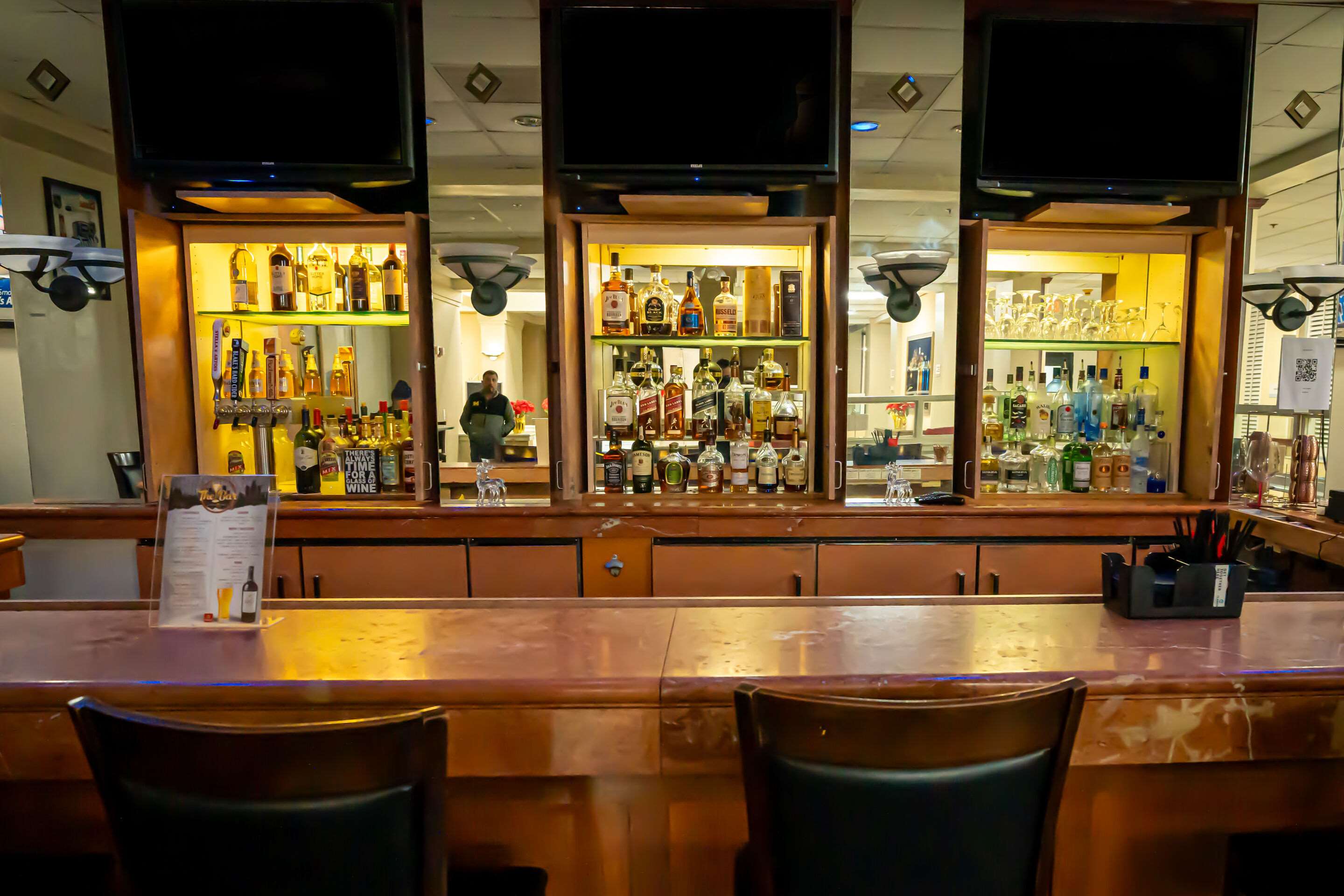 Hotel Bar | Clarion Hotel Detroit Metro Airport