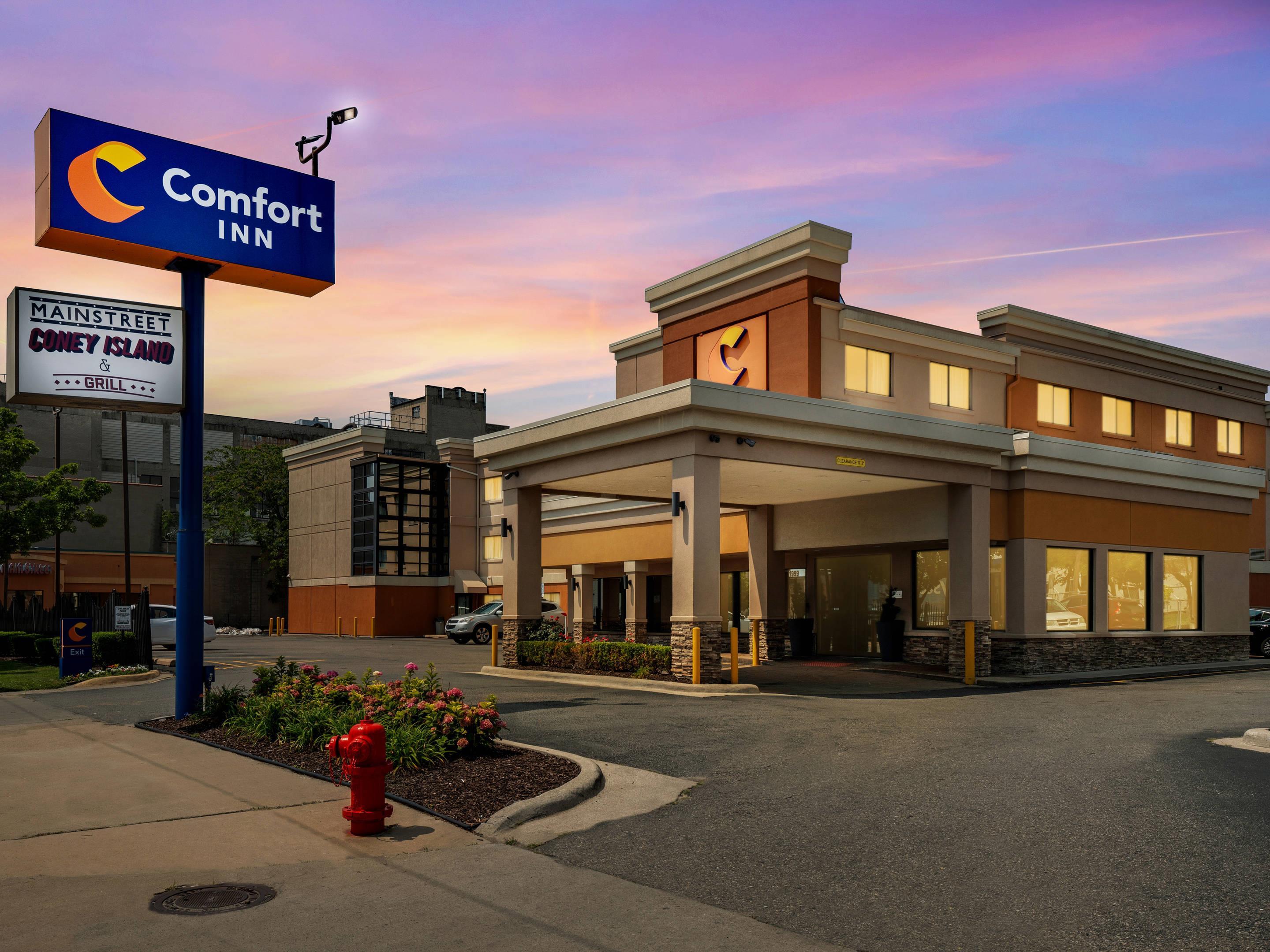 Hotel at night | Comfort Inn Downtown Detroit