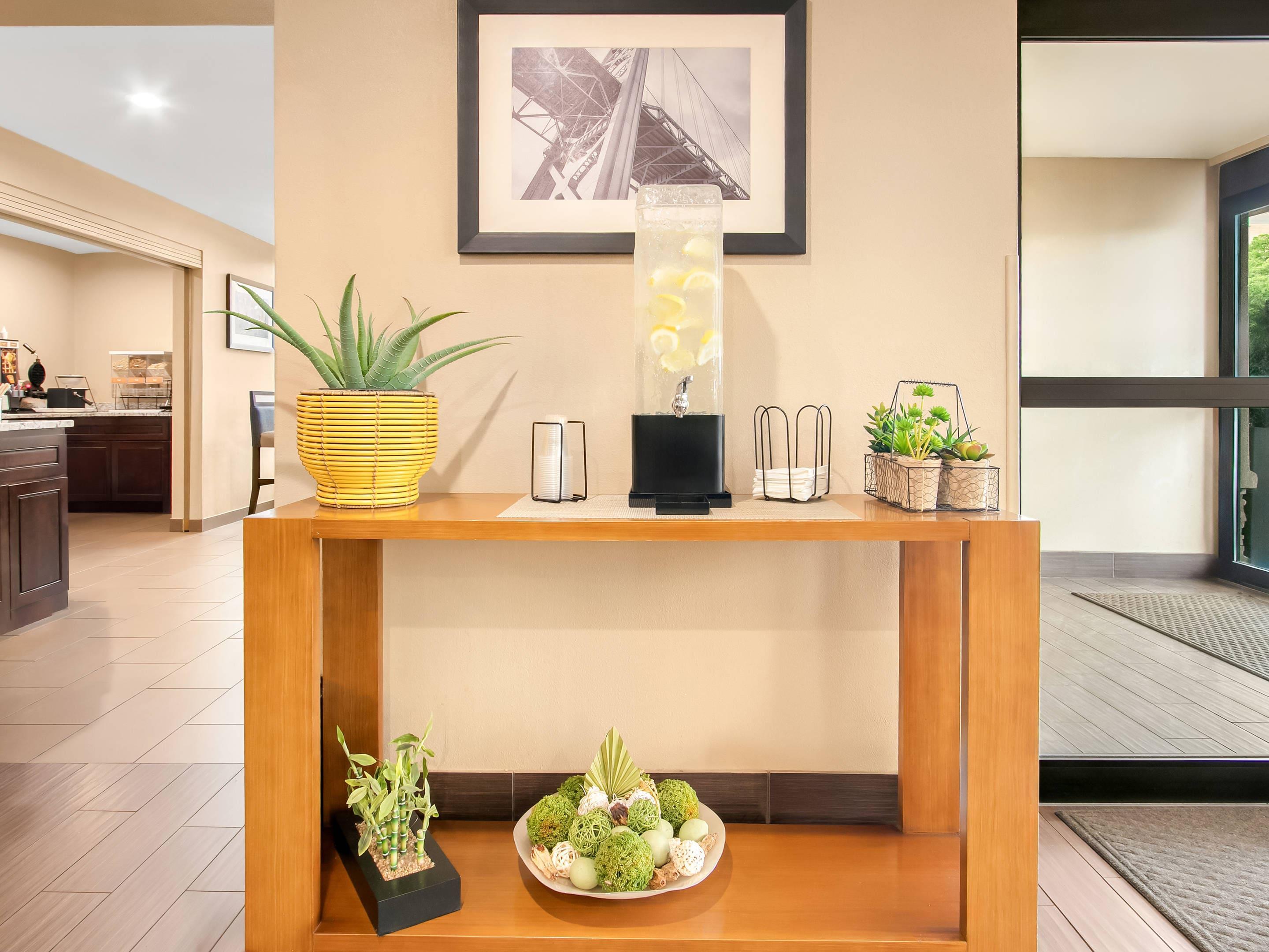 Hotel lobby | Comfort Inn Downtown Detroit