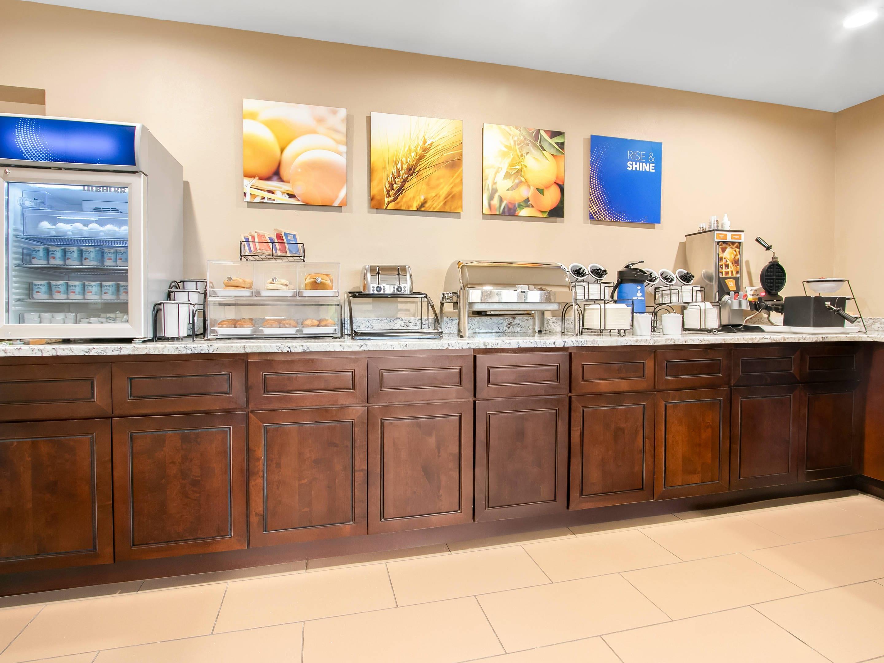 Breakfast counter | Comfort Inn Downtown Detroit