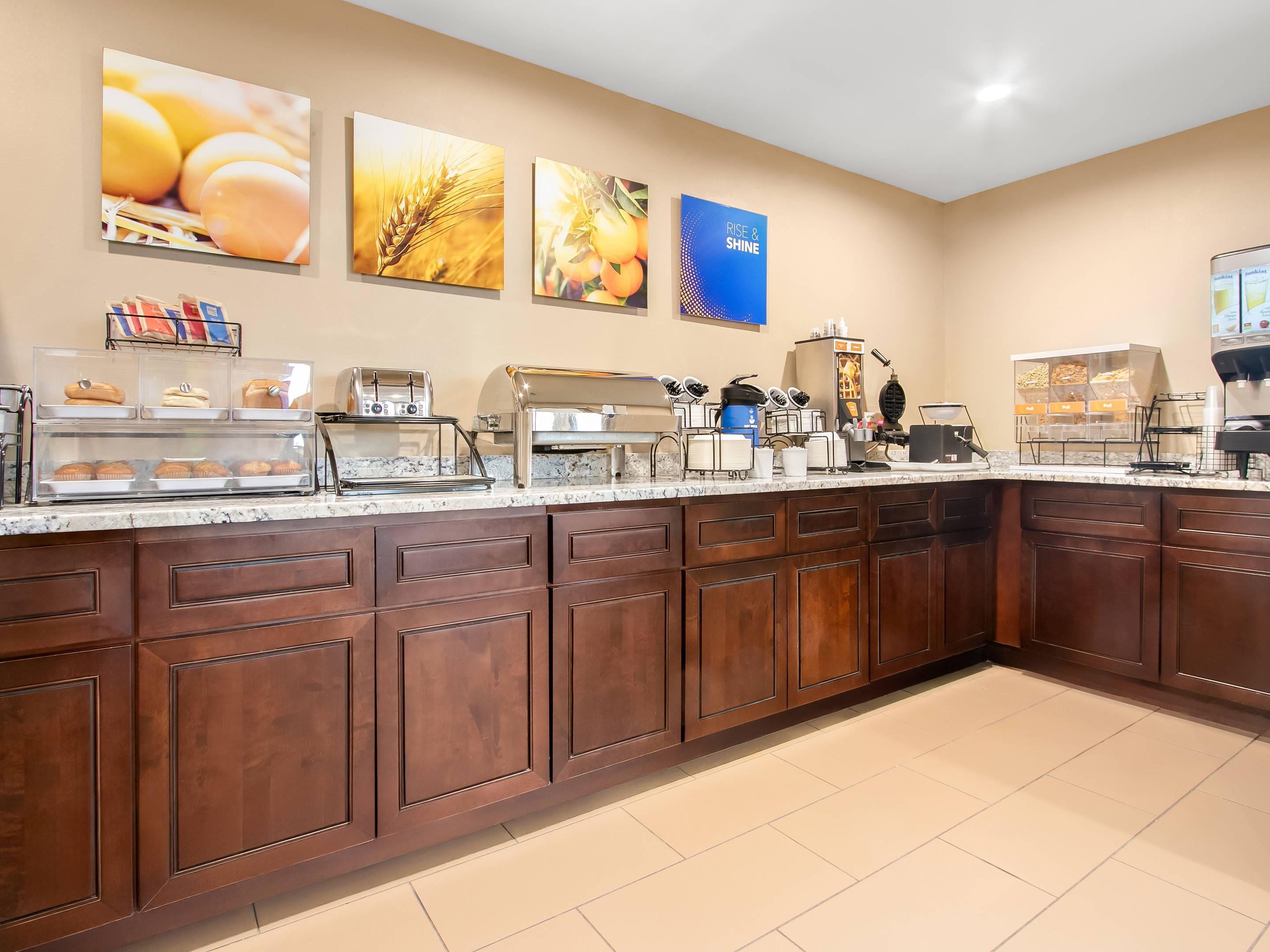 Breakfast counter | Comfort Inn Downtown Detroit