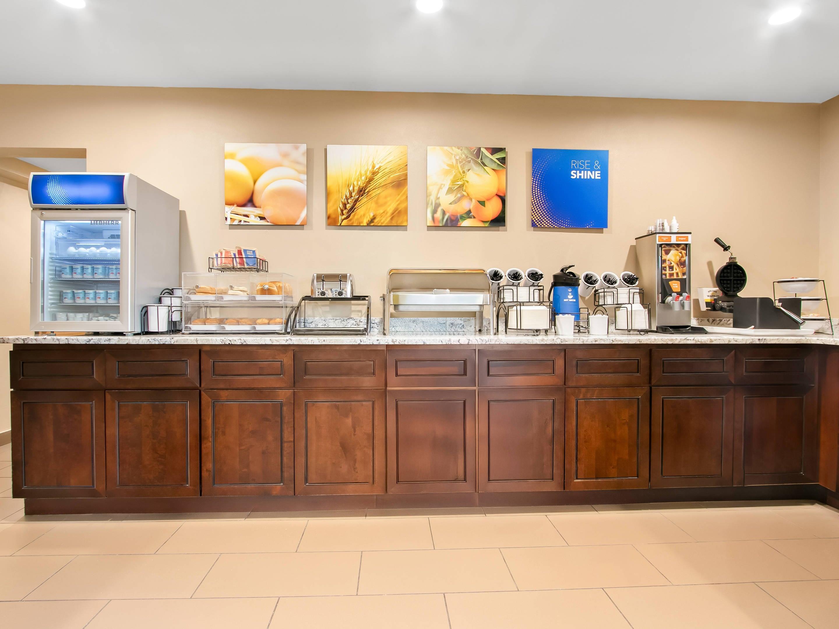 Breakfast counter | Comfort Inn Downtown Detroit