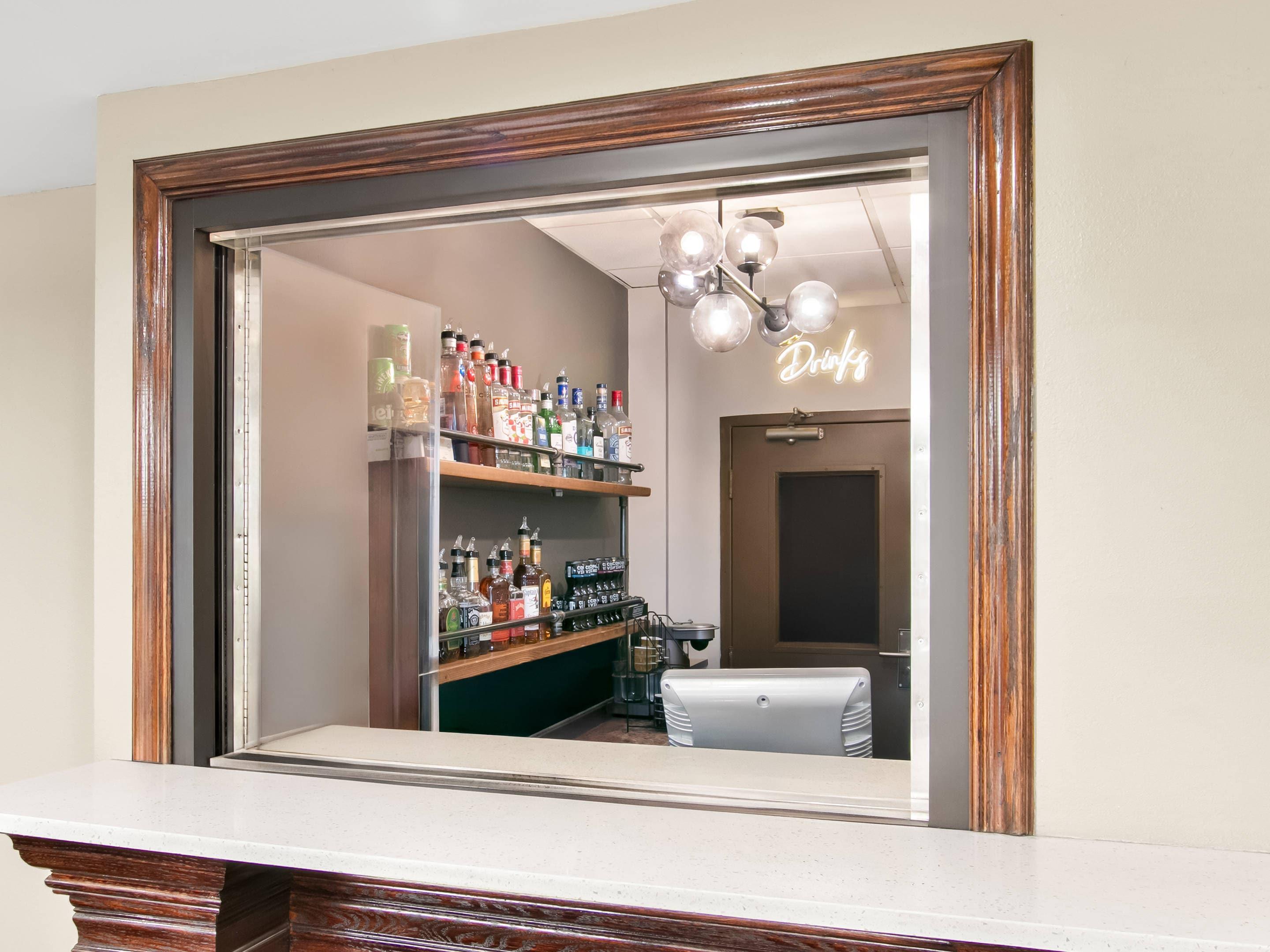 Hotel bar | Comfort Inn Downtown Detroit