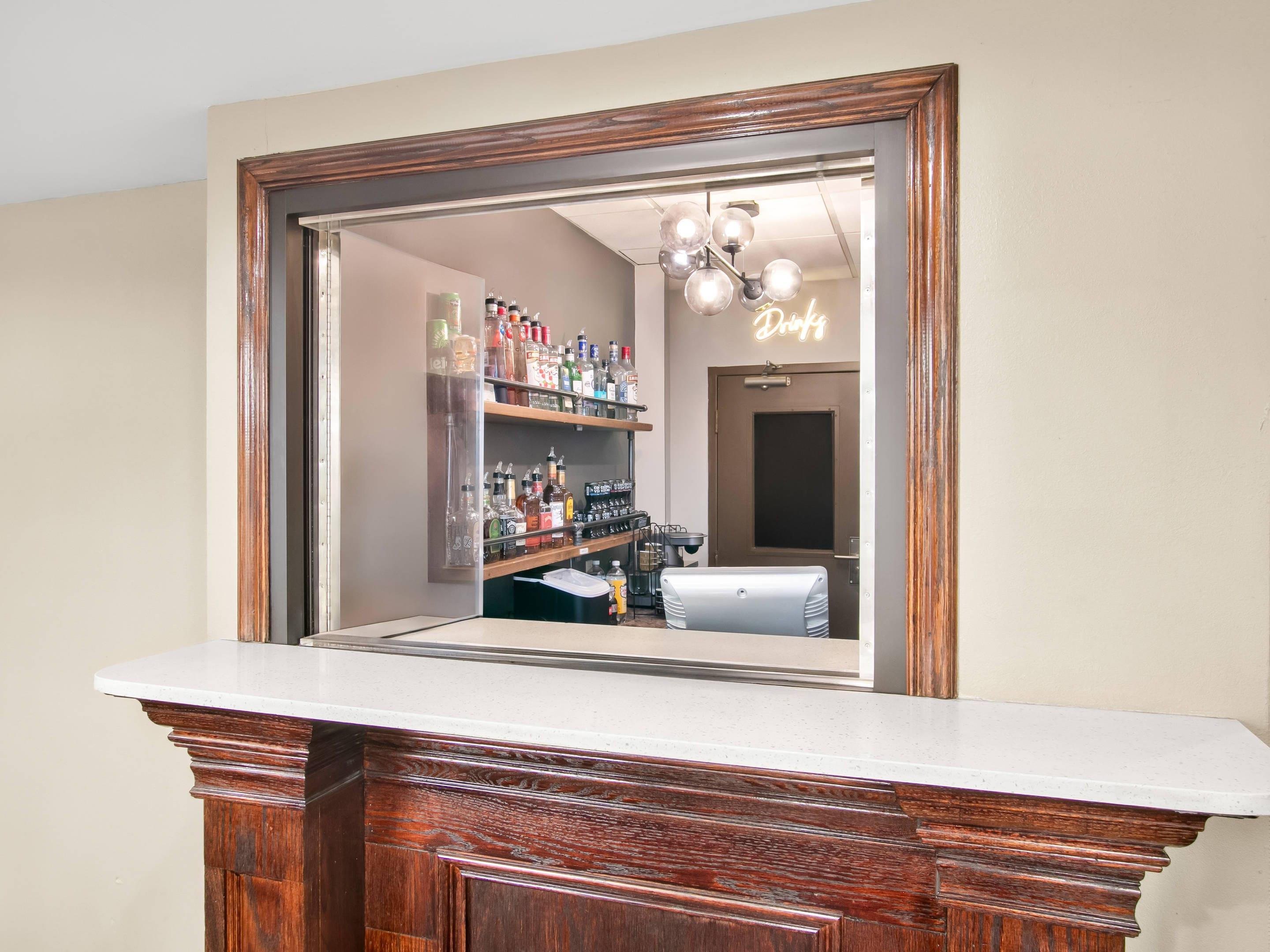 Hotel bar | Comfort Inn Downtown Detroit