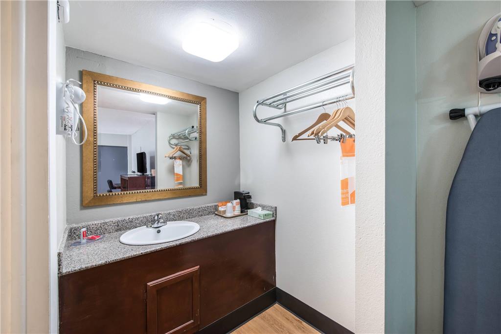 RODEWAY INN-guestroom-Guest Room,Bathroom,On-Site.jpg