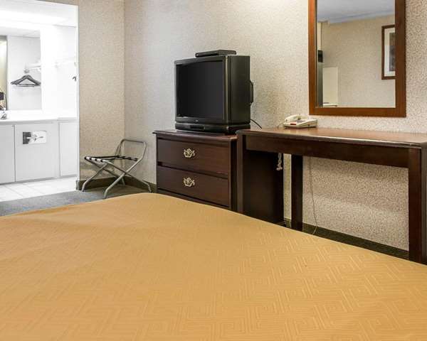  - Rodeway Inn Madison Heights - I-75, Exit 65