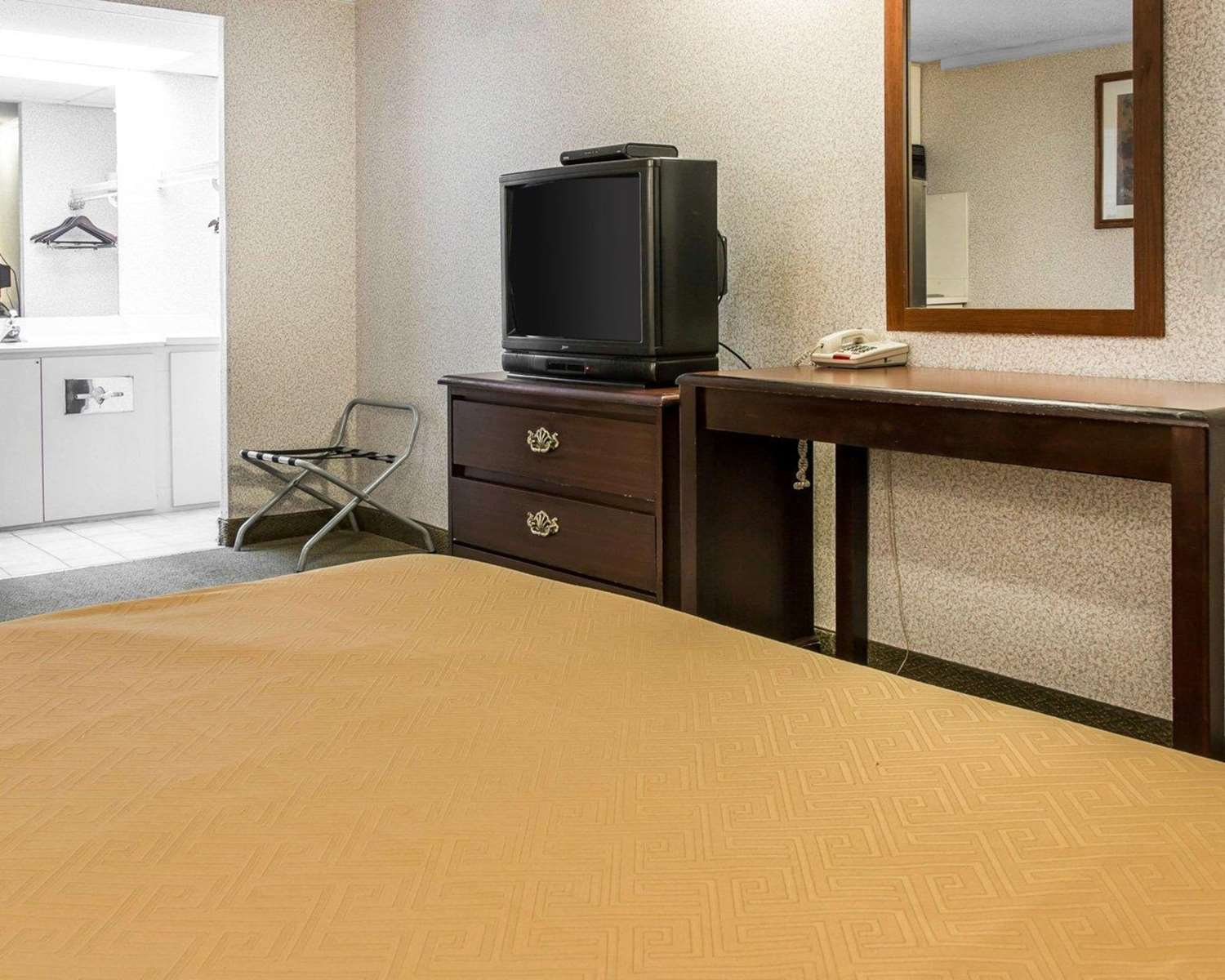 Rodeway Inn Madison Heights I75, Exit 65, MI See Discounts