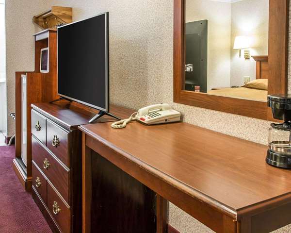  - Rodeway Inn Madison Heights - I-75, Exit 65