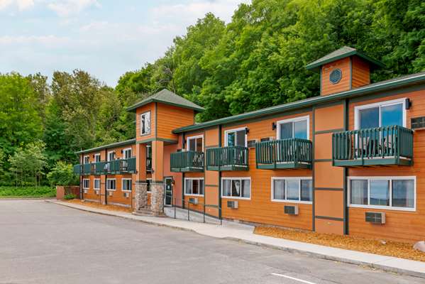 Exterior view - Econo Lodge Lakeside Marquette