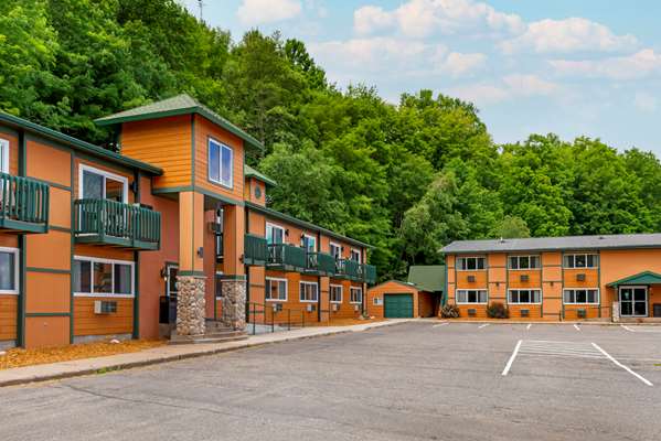 Exterior view - Econo Lodge Lakeside Marquette