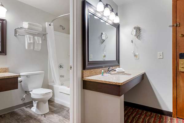  - Econo Lodge Lakeside Marquette