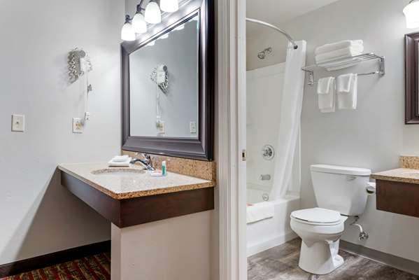  - Econo Lodge Lakeside Marquette