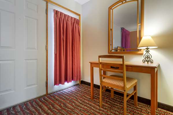  - Econo Lodge Lakeside Marquette