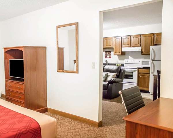 Suite - Econo Lodge on the Bay Menominee