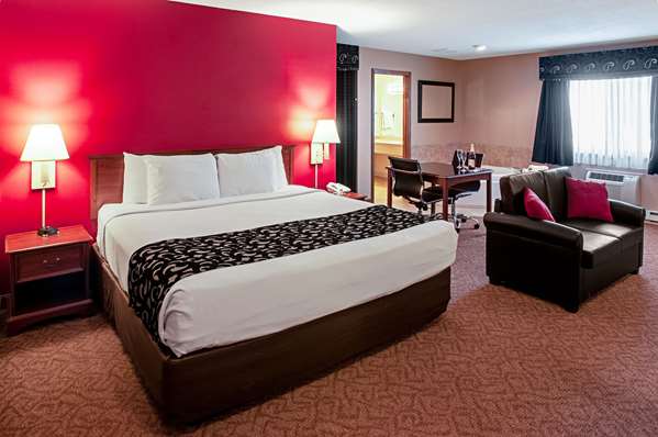 Suite - Econo Lodge on the Bay Menominee