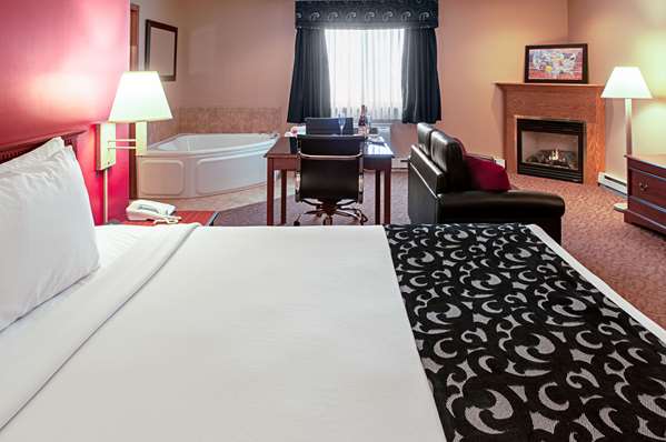 Suite - Econo Lodge on the Bay Menominee