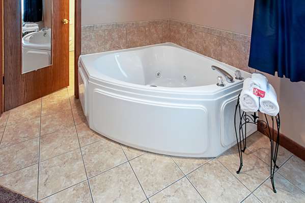 Suite - Econo Lodge on the Bay Menominee