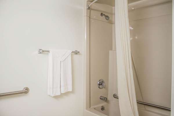  - Econo Lodge on the Bay Menominee