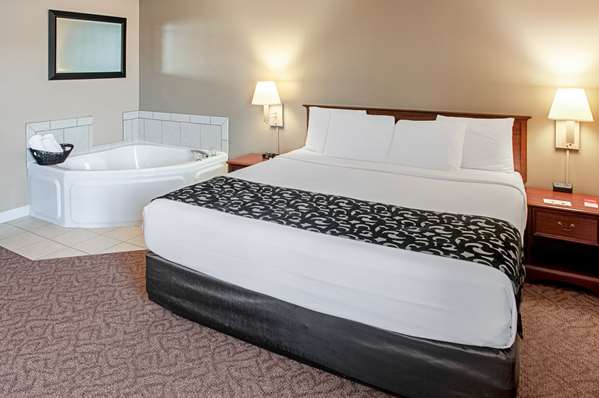 Suite - Econo Lodge on the Bay Menominee