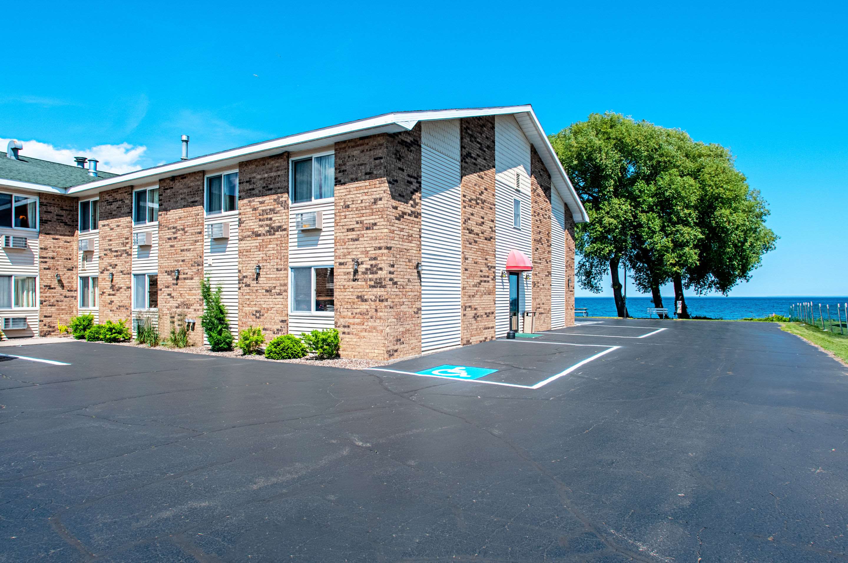 Hotel exterior | Econo Lodge On the Bay