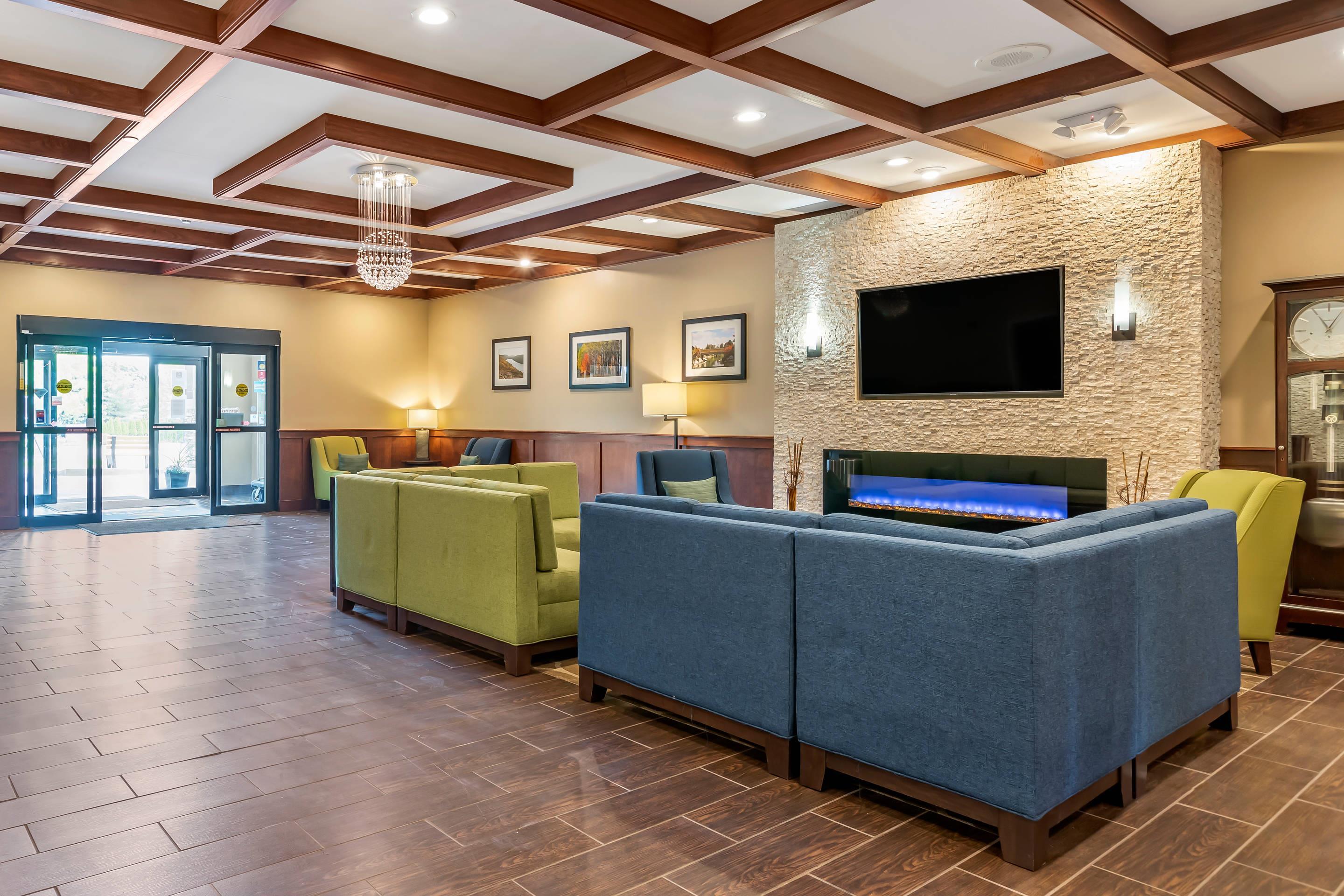 Lobby with sitting area | Comfort Suites Grand Rapids North