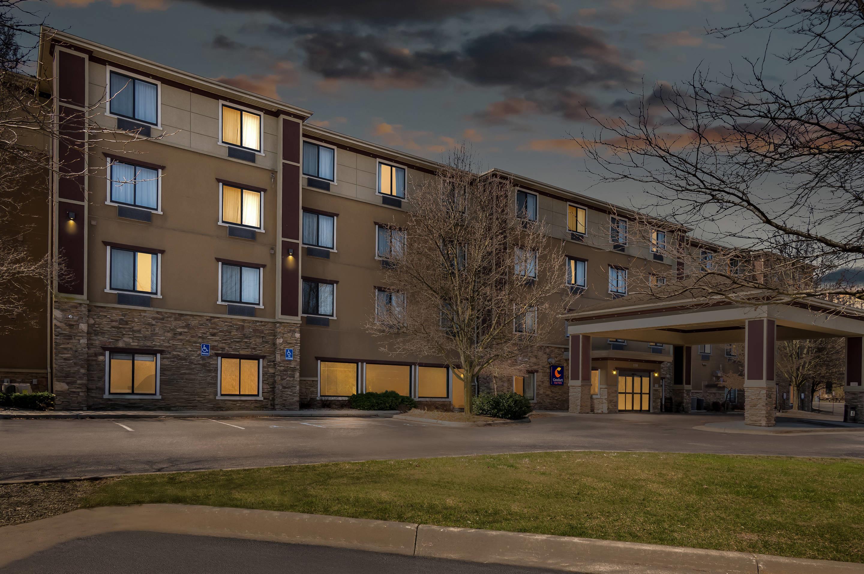 Hotel at night | Comfort Suites Grand Rapids North
