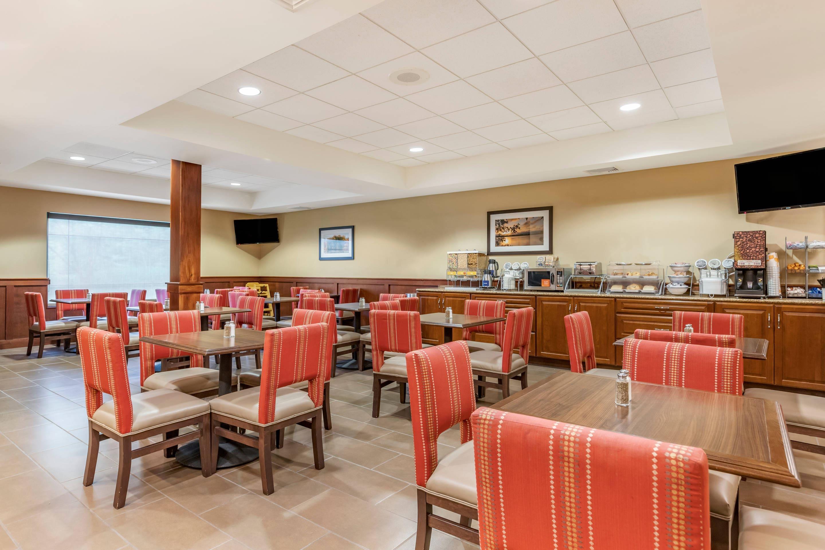 Enjoy breakfast in this seating area | Comfort Suites Grand Rapids North