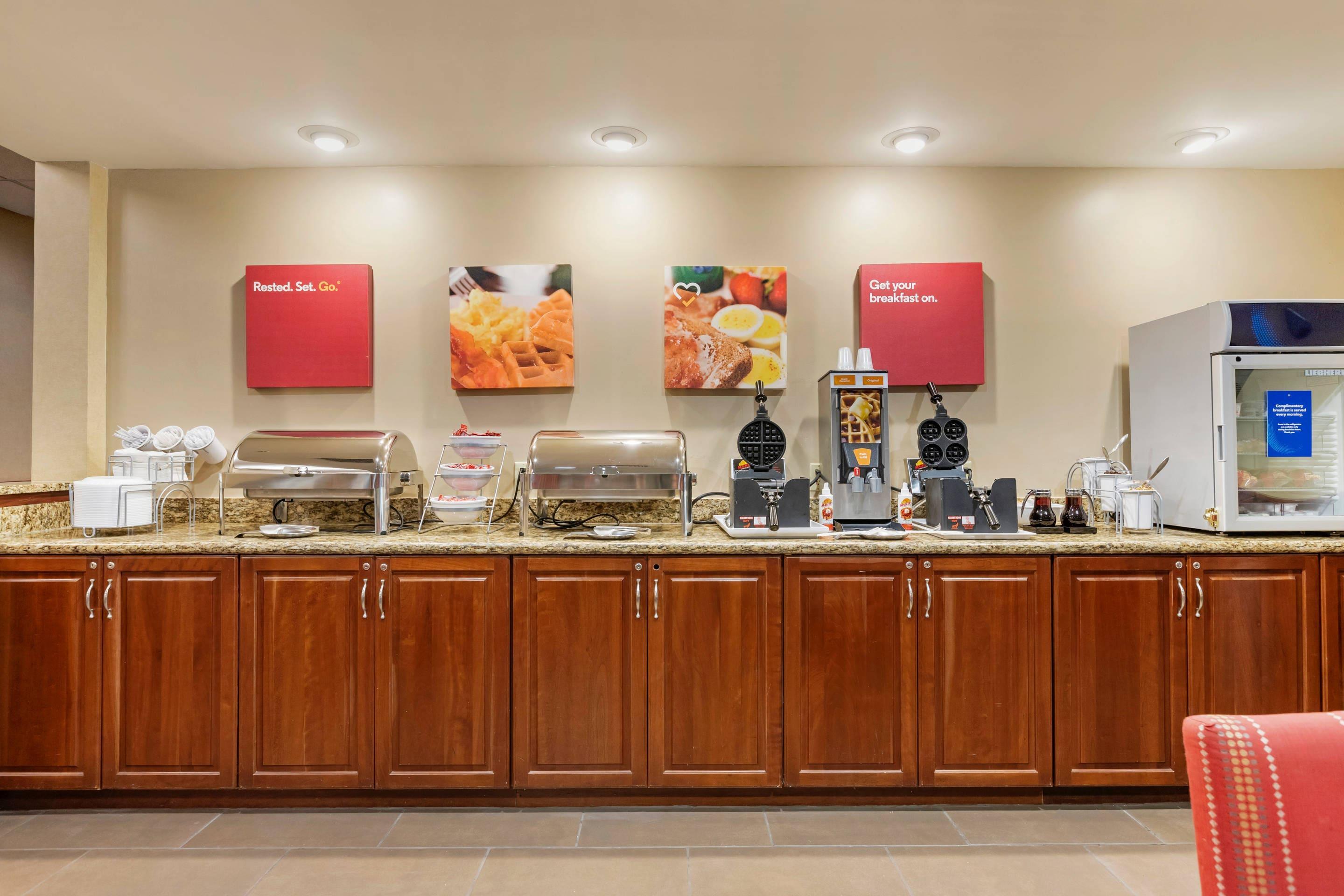Breakfast area | Comfort Suites Grand Rapids North
