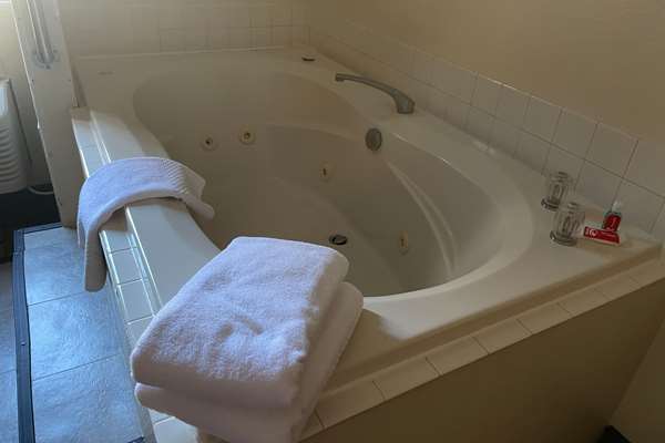  - Econo Lodge Kalamazoo - I-94, Exit 80