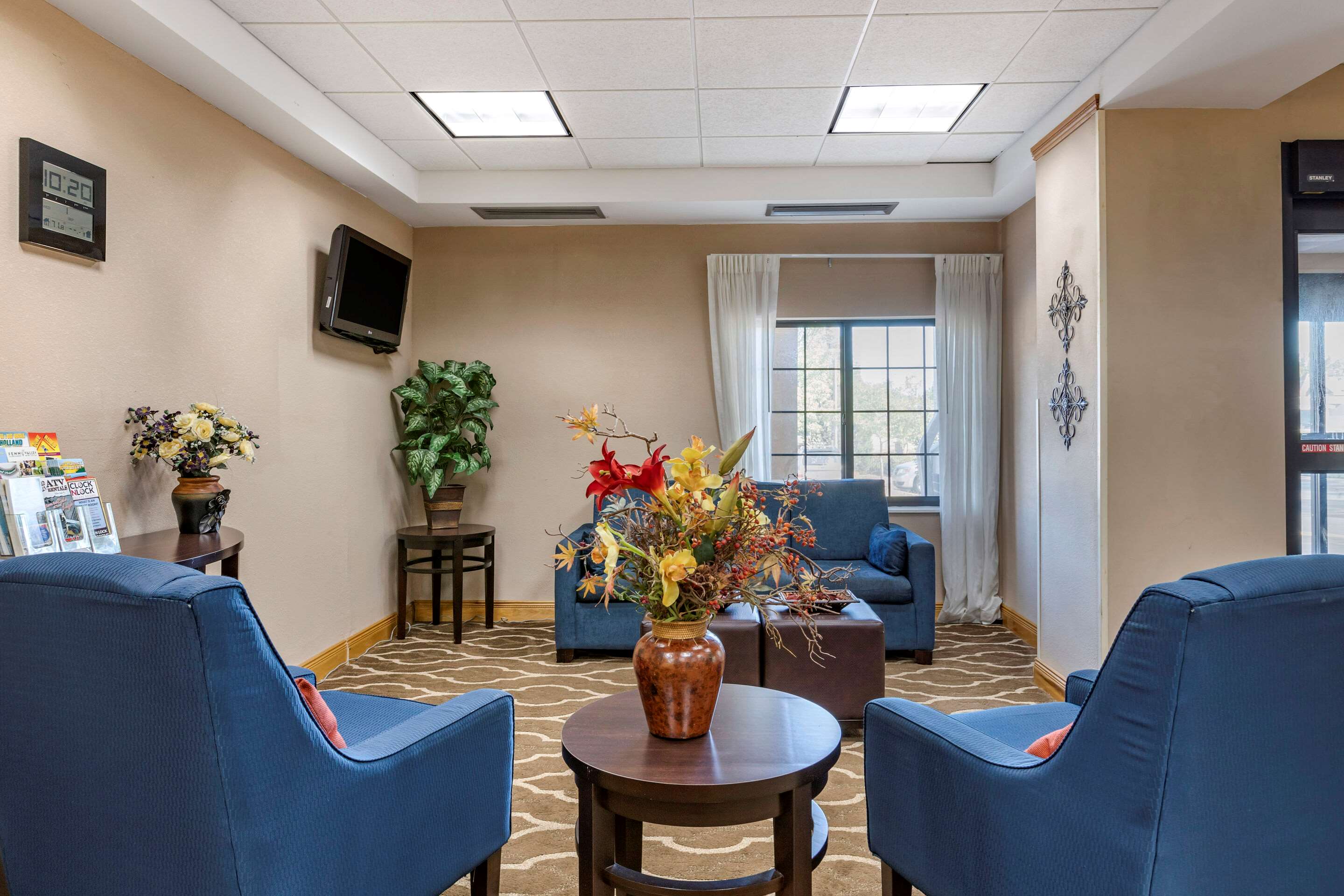 Lobby with sitting area