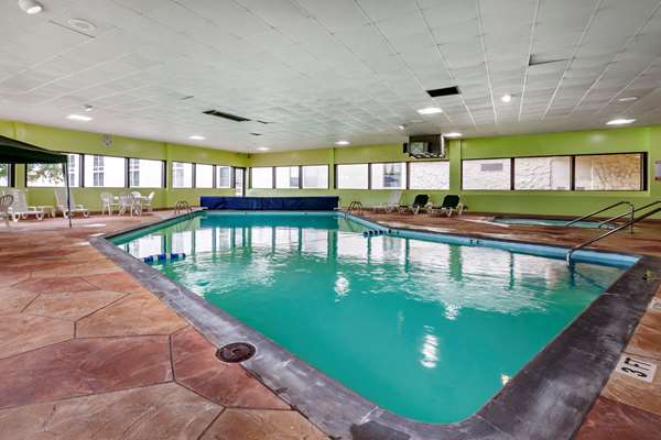 Pool - Quality Inn & Suites Escanaba