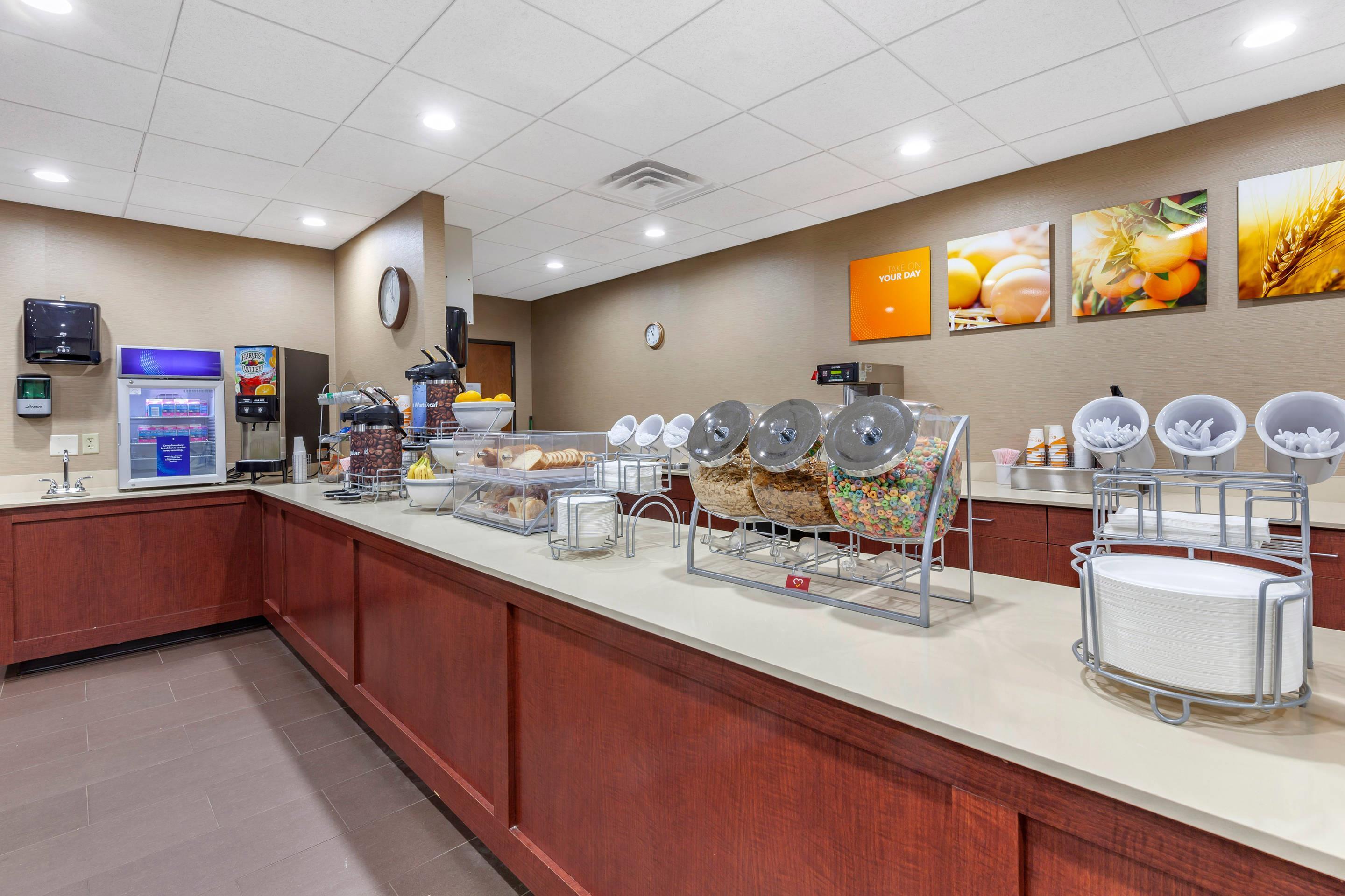 Breakfast area | Comfort Suites Escanaba