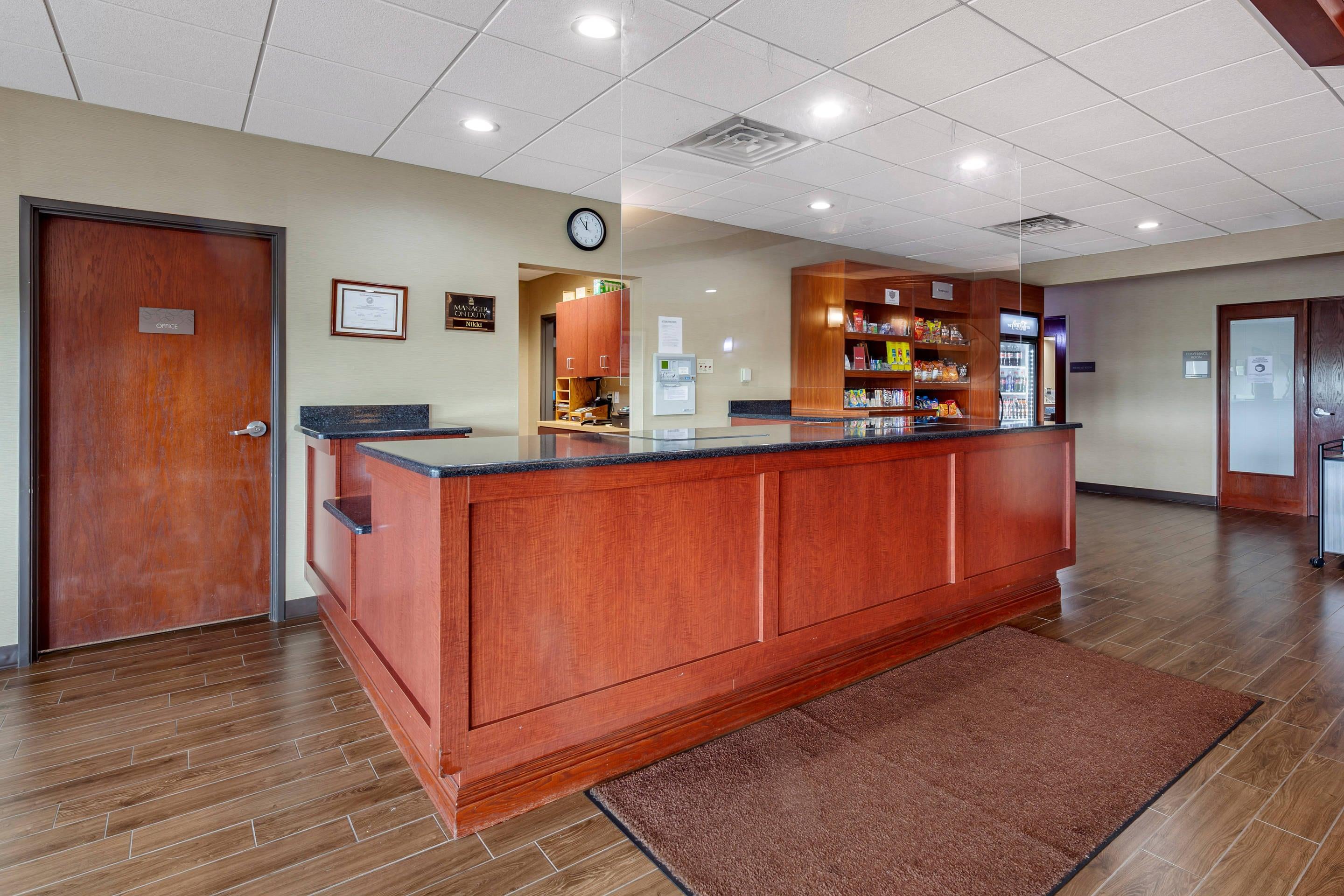 Hotel lobby | Comfort Suites Escanaba