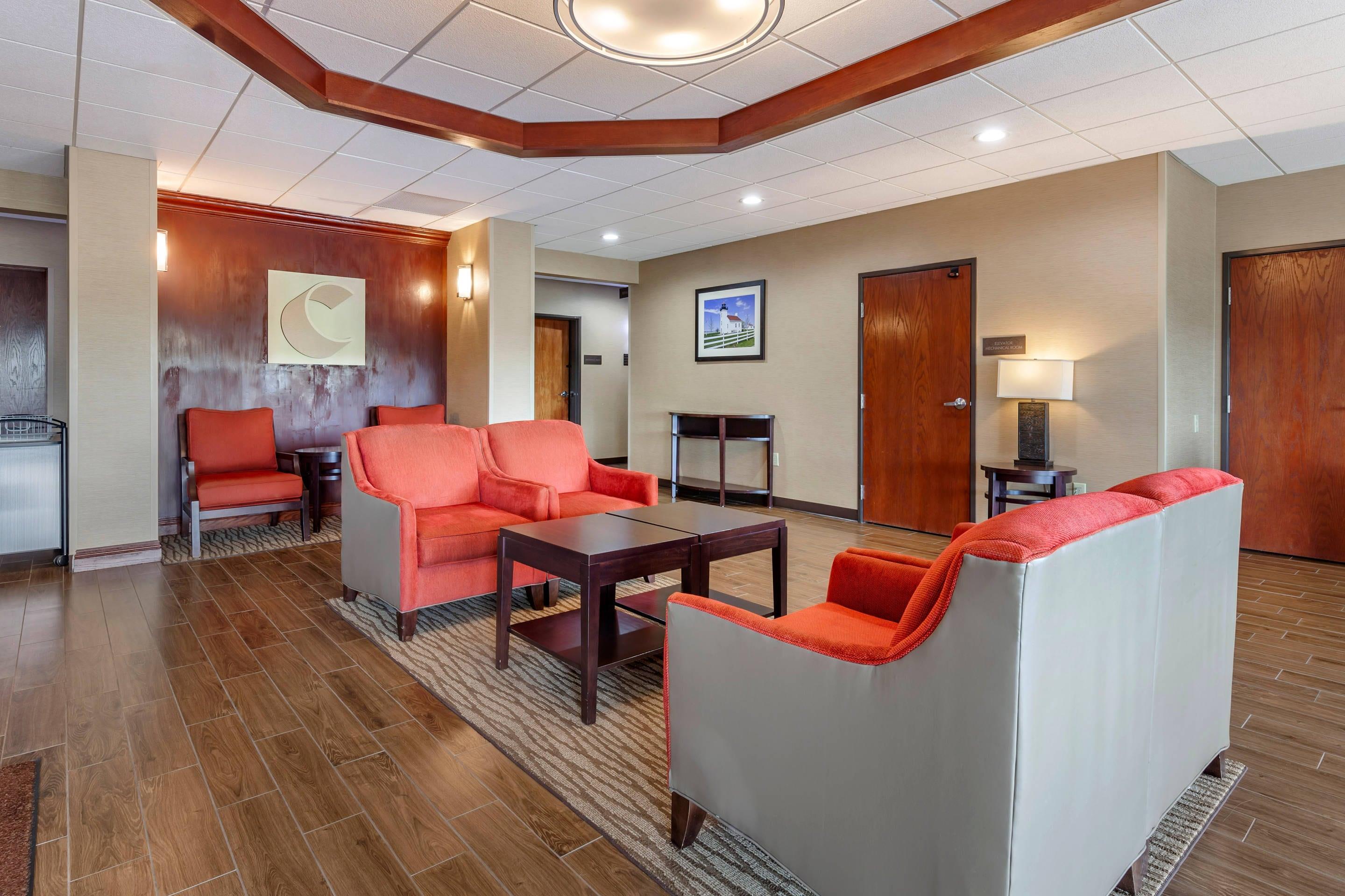 Hotel lobby | Comfort Suites Escanaba