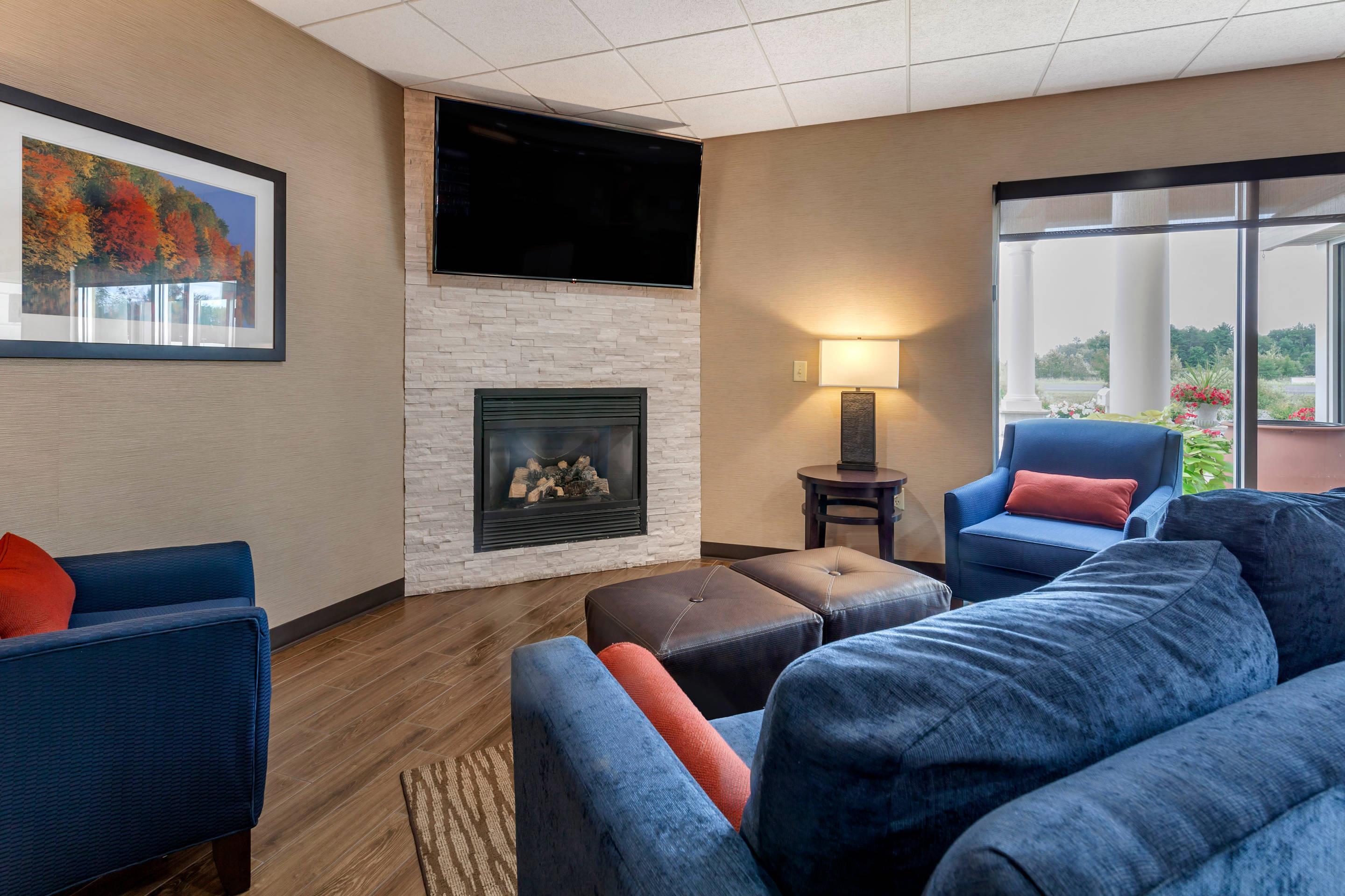Hotel lobby | Comfort Suites Escanaba