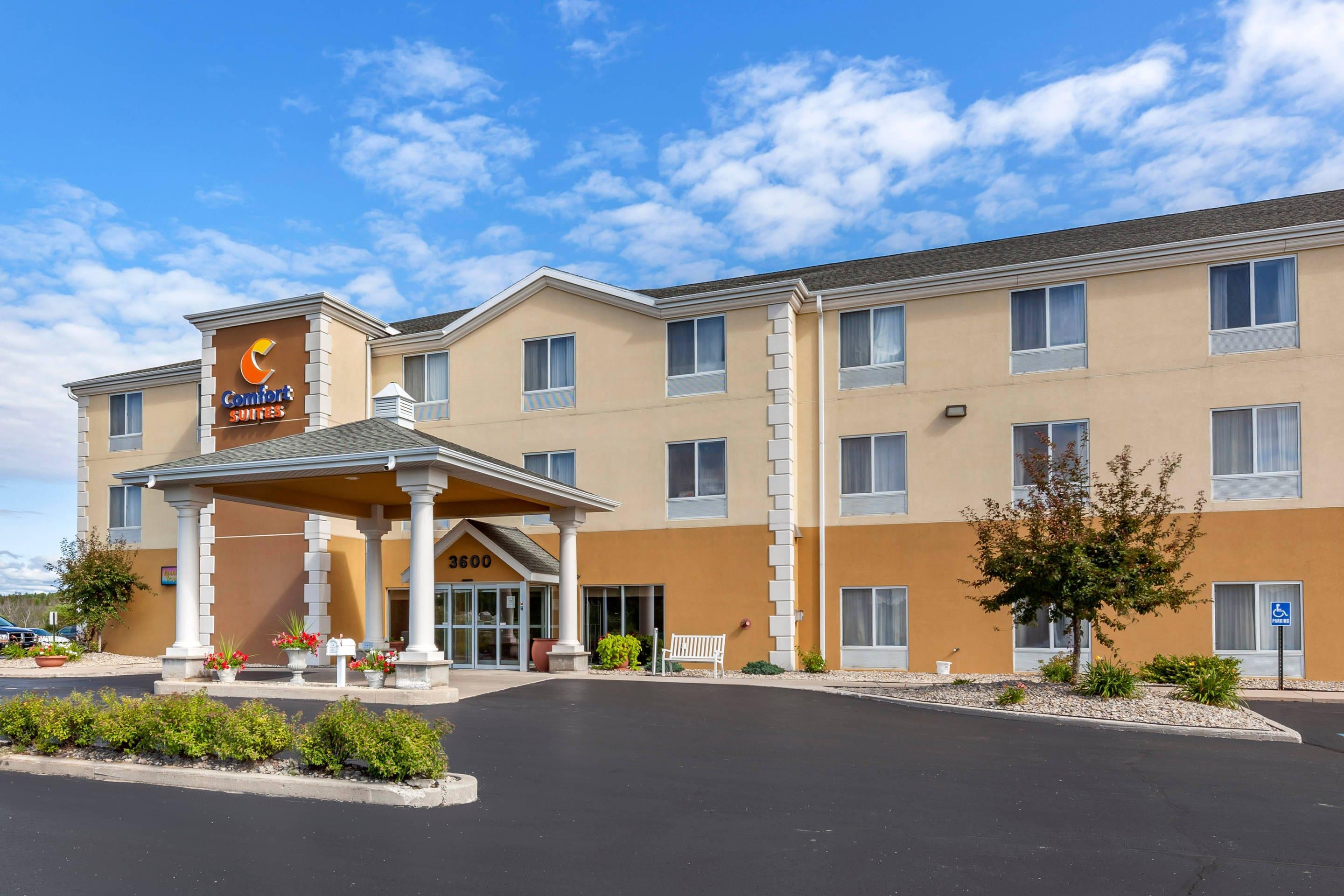 Hotel exterior | Comfort Suites Escanaba