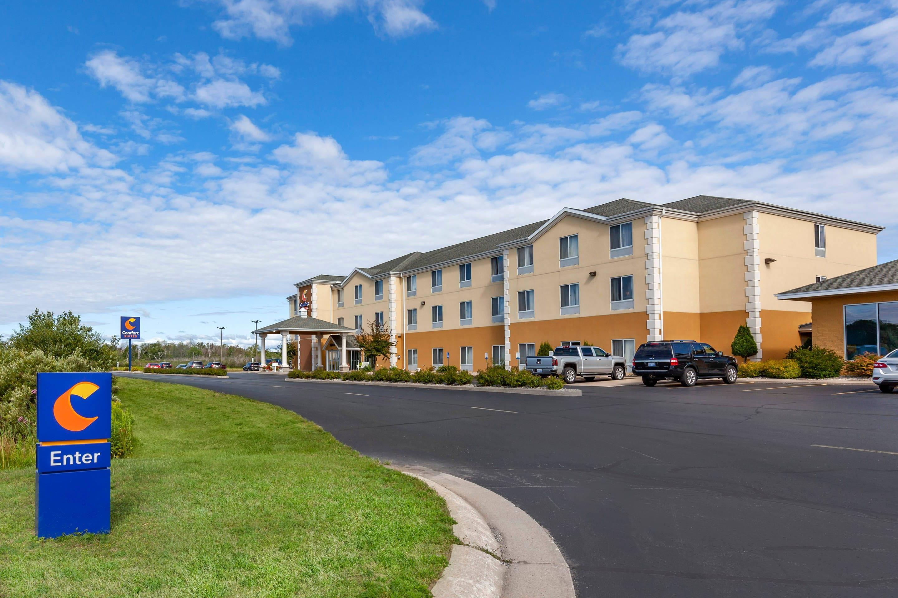 Hotel exterior | Comfort Suites Escanaba