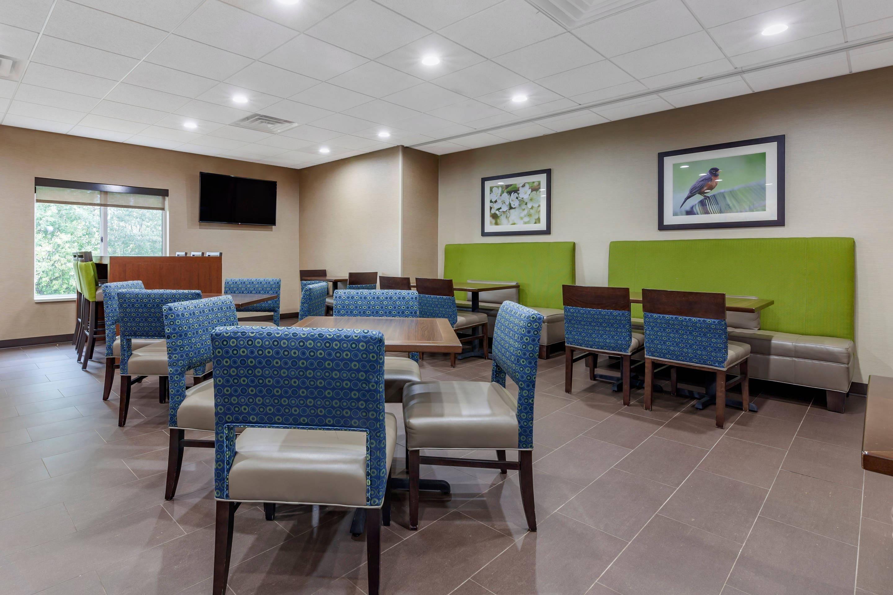 Breakfast area | Comfort Suites Escanaba