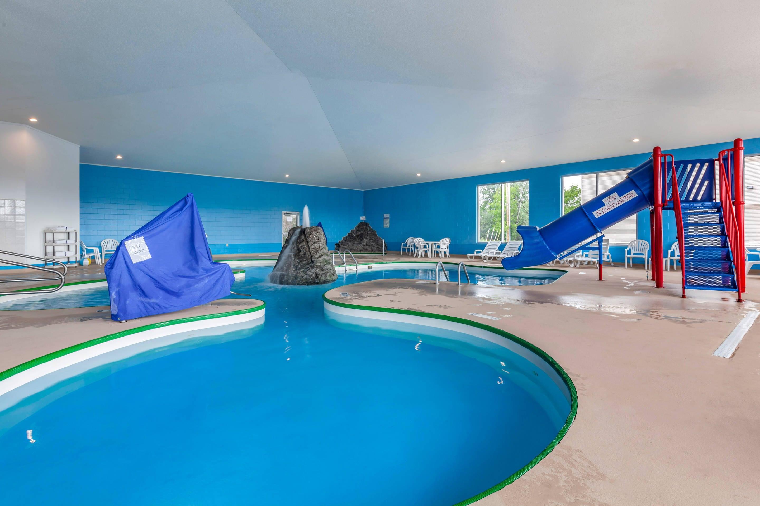 Indoor pool | Comfort Suites Escanaba