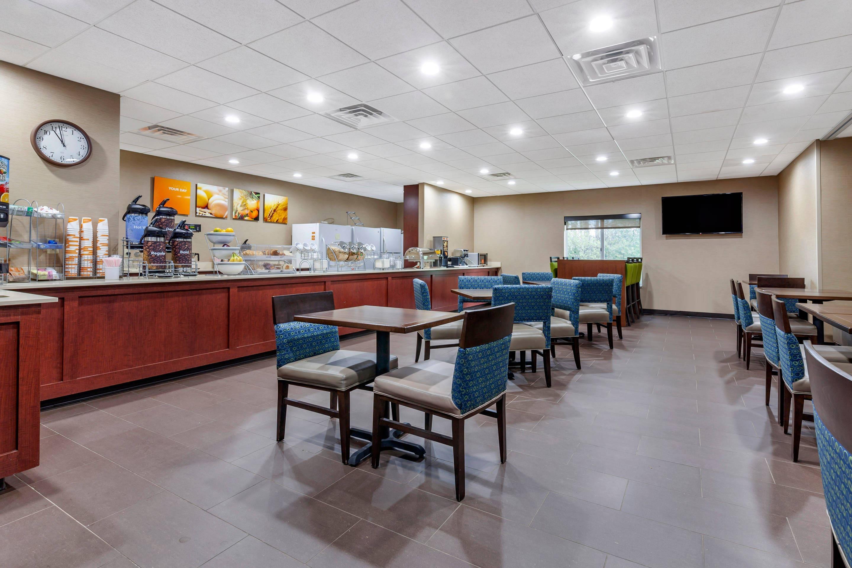 Breakfast area | Comfort Suites Escanaba