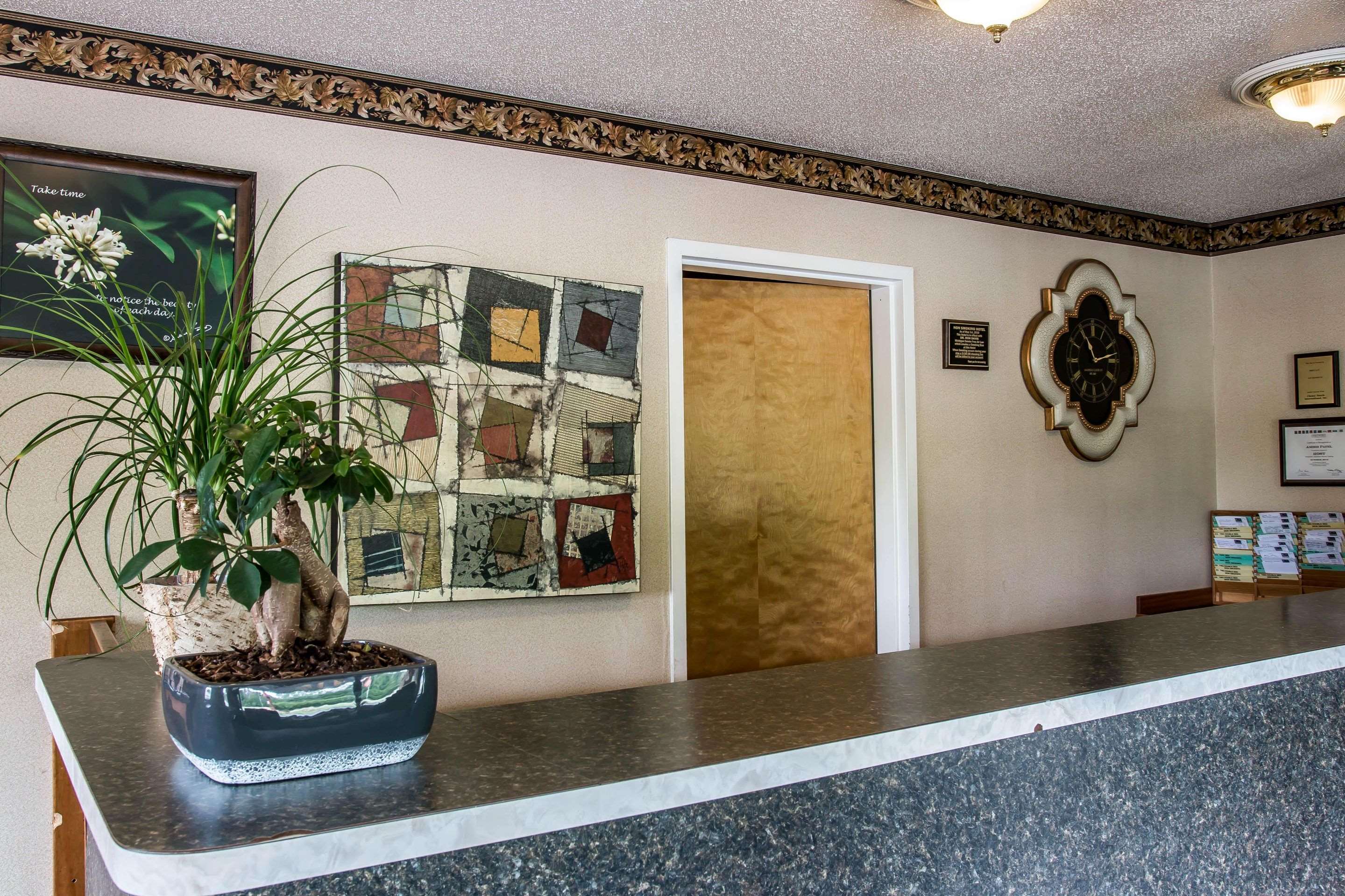 Front desk | Econo Lodge Paw Paw
